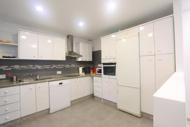 1093 modern beach apartment  huge terrace  bbq - image 7