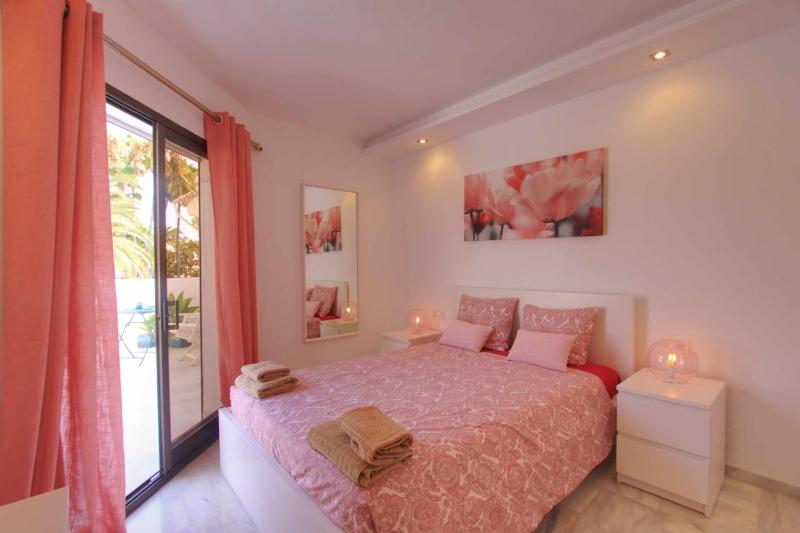 1093 modern beach apartment  huge terrace  bbq - image 4