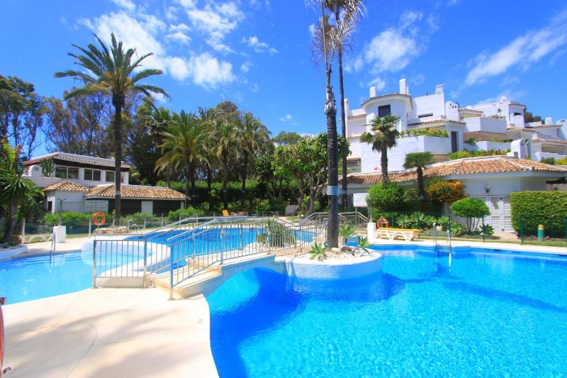 1093 modern beach apartment  huge terrace  bbq - image 15