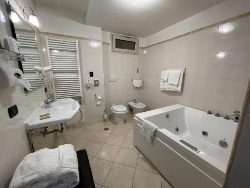 King Suite with Hot Tub and Walk-In Closet image 1