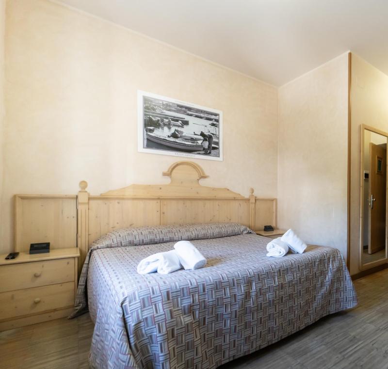 Standard Double Room image 3