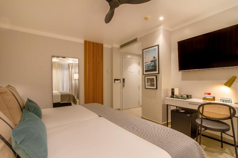 Standard Twin Room image 3