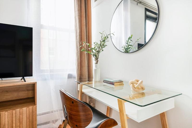 139-3E west village 1BR best value - image 8