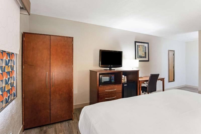 King Room with Walk-In Shower - Non-Smoking image 4
