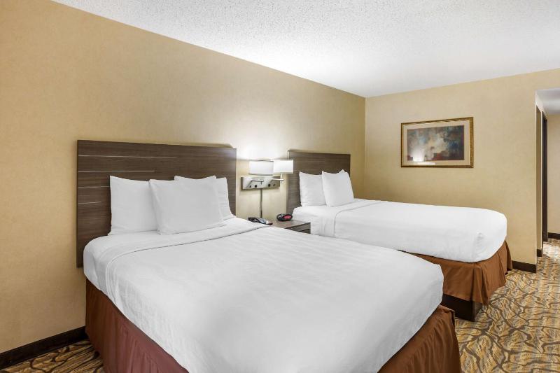 Double Room with Two Double Beds with Bath Tub - Disability Access image 4