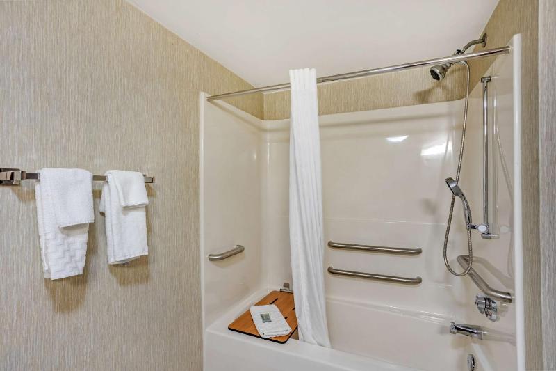 Double Room with Two Double Beds with Bath Tub - Disability Access image 2