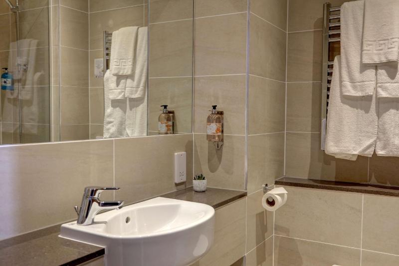 Standard Double Room image 4