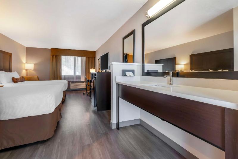 Queen Room with Two Queen Beds - Non-Smoking image 4