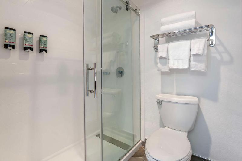 Queen Room - Non-Smoking image 3