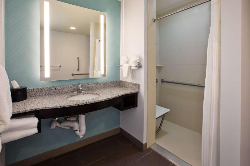 Queen Room with Two Queen Beds - Mobility and Hearing Access image 2