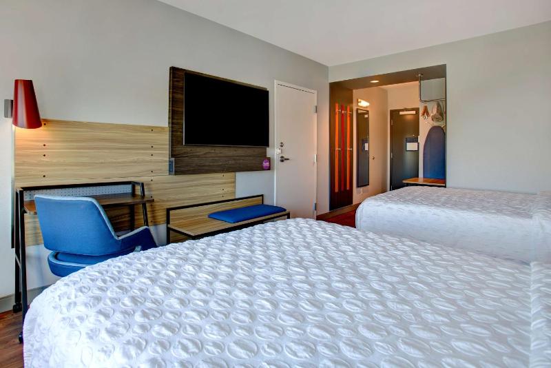 Queen Room with Two Queen Beds image 3