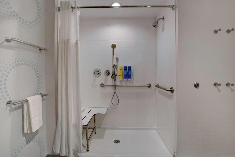 Queen Room with Two Queen Beds - Hearing Access image 3