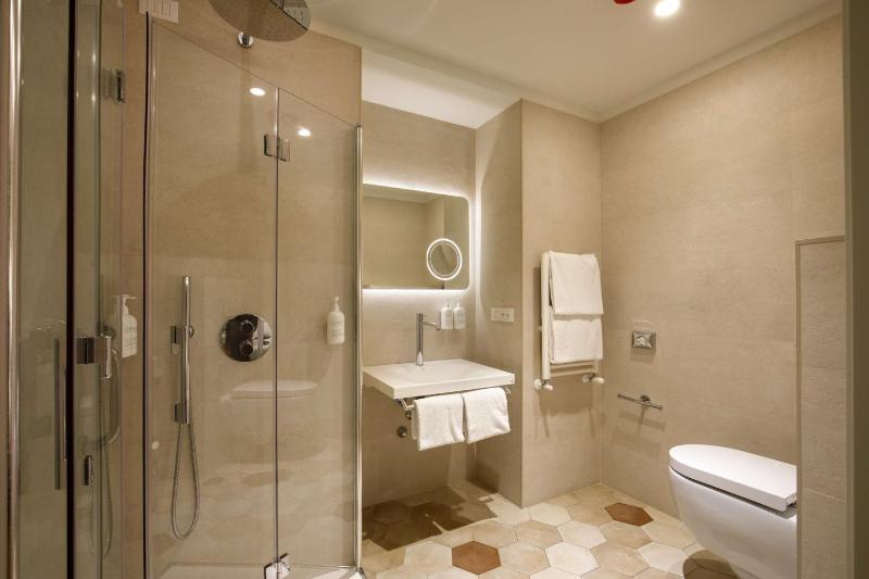 Superior King Room with Chair Bed - Disability Access image 4