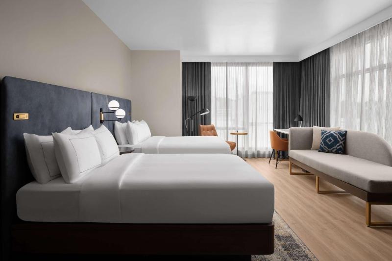 Corner Queen Room with Two Queen Beds - Non-Smoking image 4