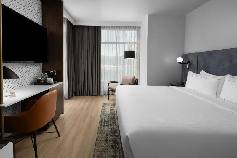 Corner King Room image 2