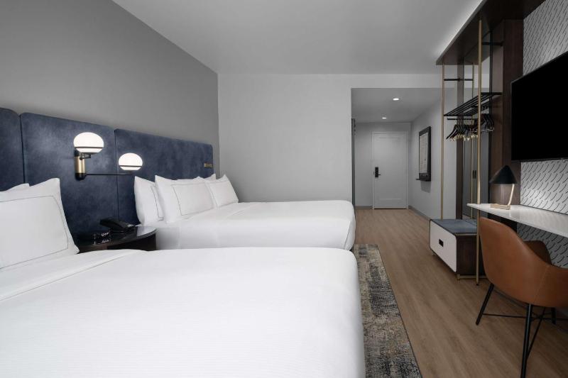 Queen Room with Two Queen Beds - Non-Smoking image 3