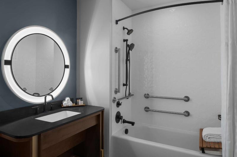 King Room with Accessible Tub - Mobility Access image 2