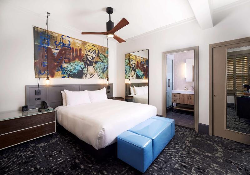 Deluxe King Room image 4
