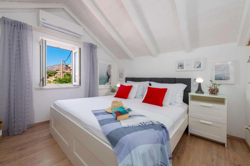 Beachfront family-friendly house with hot tub Cavtat Dubrovnik - 22828 - image 4