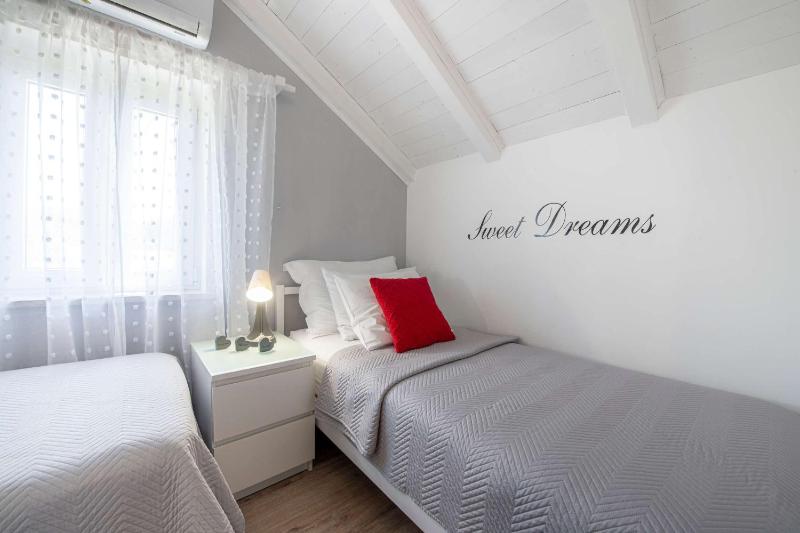 Beachfront family-friendly house with hot tub Cavtat Dubrovnik - 22828 - image 14