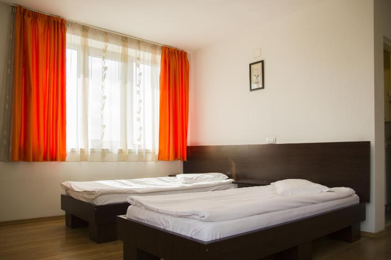Twin Room image 3