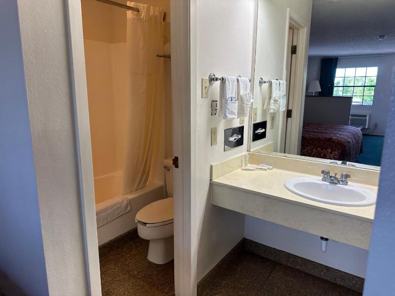 Windcrest Inn and Suites - image 31