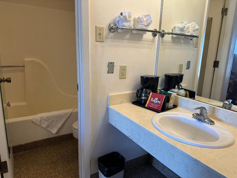 Windcrest Inn and Suites - image 42