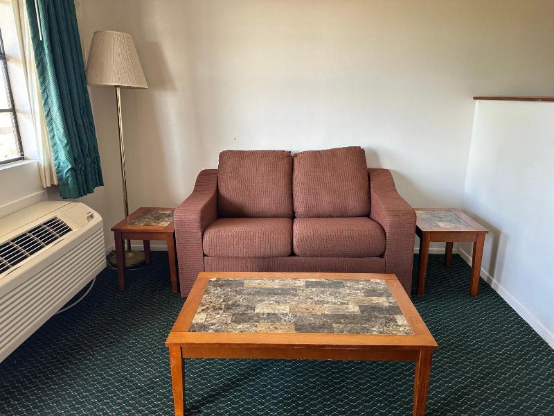 Windcrest Inn and Suites - image 5