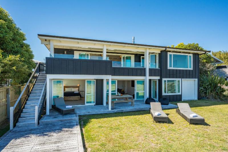 Lakefront Style - Lake Taupo Holiday Home - image 5