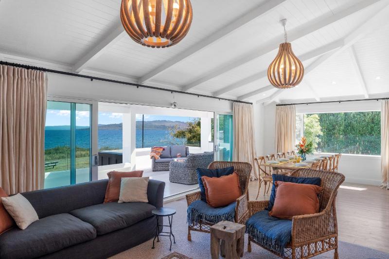 Lakefront Style - Lake Taupo Holiday Home - image 15
