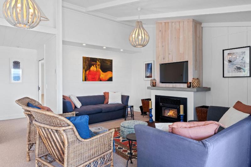 Lakefront Style - Lake Taupo Holiday Home - image 4