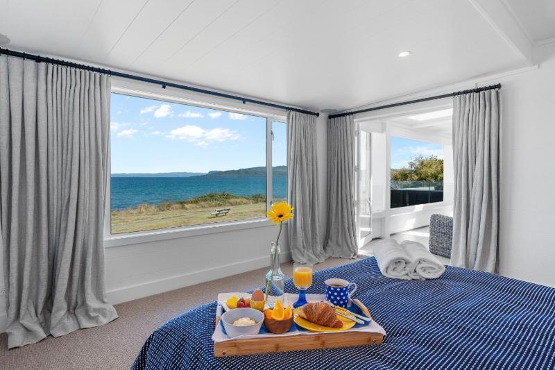 Lakefront Style - Lake Taupo Holiday Home - image 24
