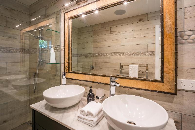 Lakefront Style - Lake Taupo Holiday Home - image 17