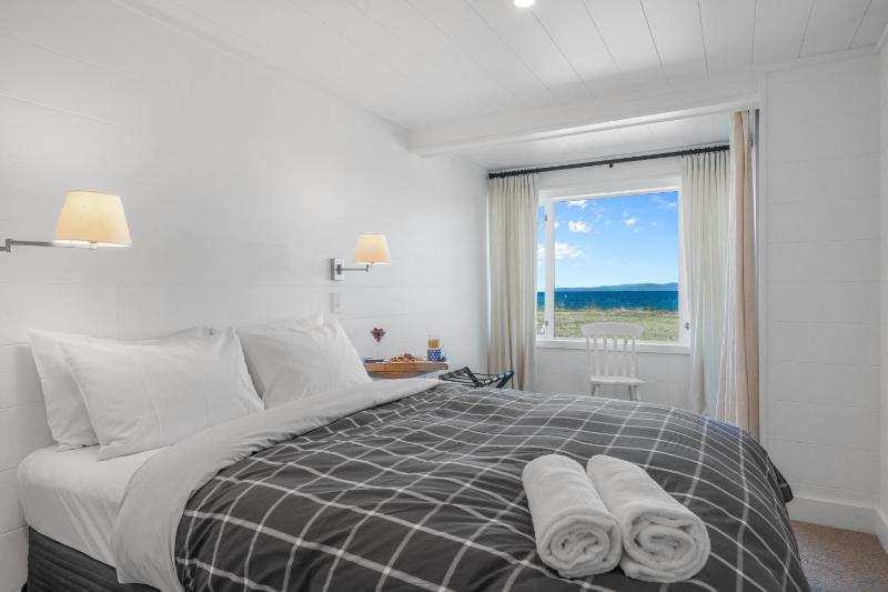 Lakefront Style - Lake Taupo Holiday Home - image 18