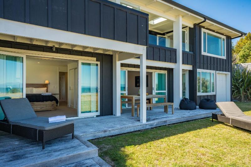 Lakefront Style - Lake Taupo Holiday Home - image 33