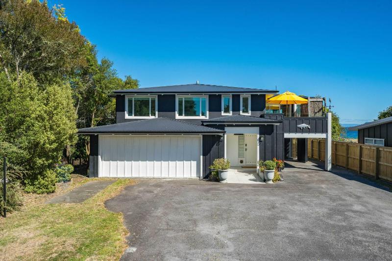 Lakefront Style - Lake Taupo Holiday Home - image 12