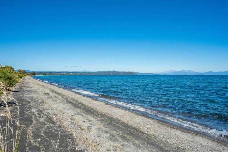 Lakefront Style - Lake Taupo Holiday Home - image 16