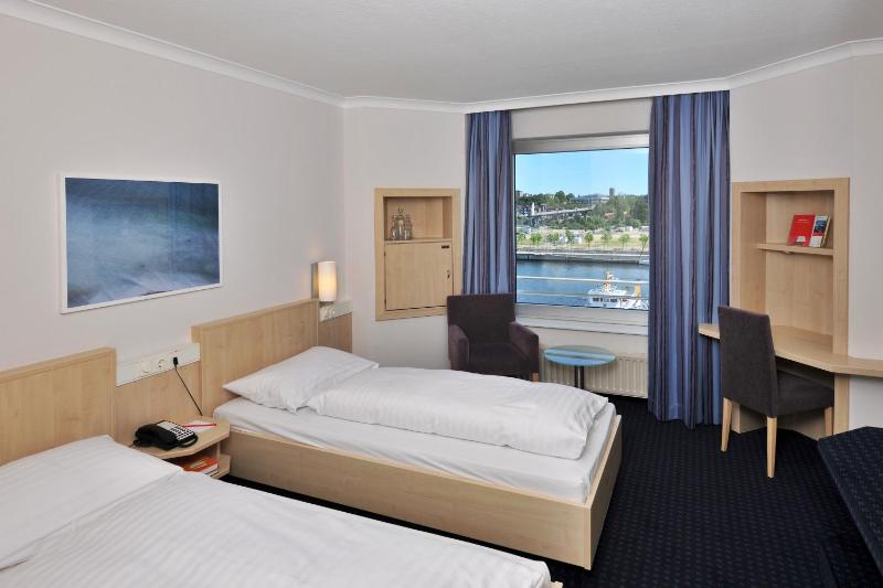 Business Twin Room image 2
