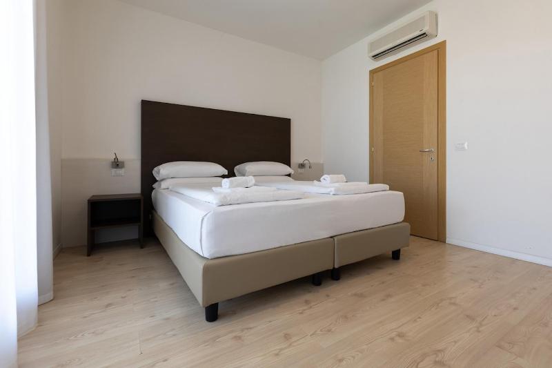 Two-Bedroom Apartment (7 Adults) - Split Level image 4