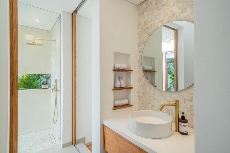 Villa Inka - Tropical Modern 1BR Villa in Pererenan Beachside - image 28