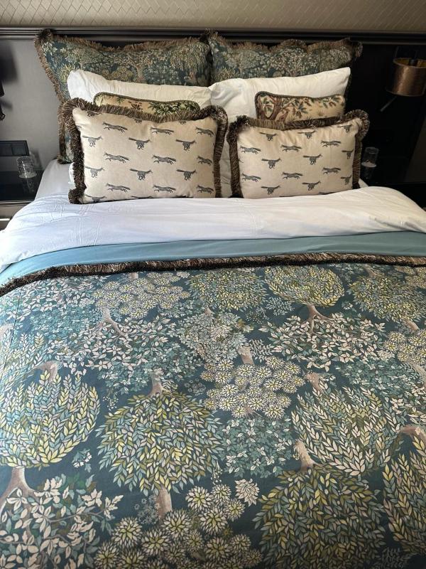 Small Deluxe Queen Room image 4