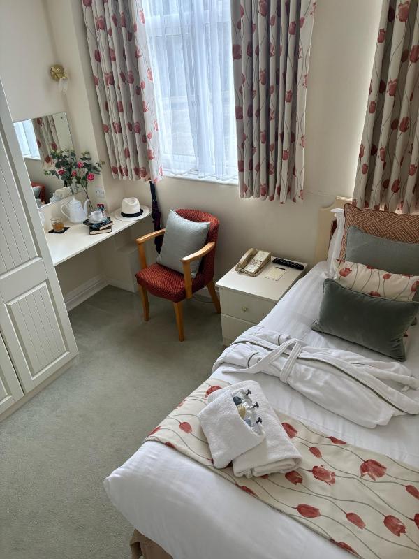 Single Room image 4