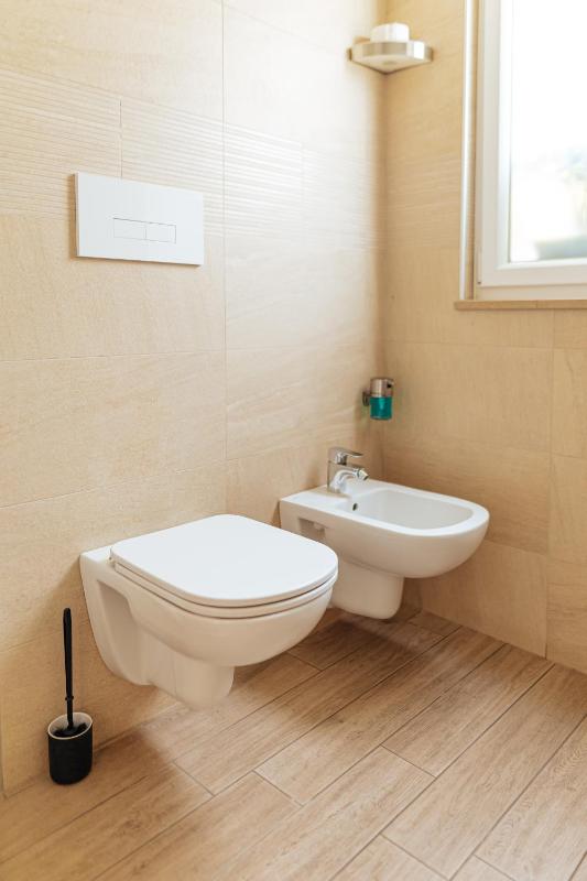 Large Double Room image 4