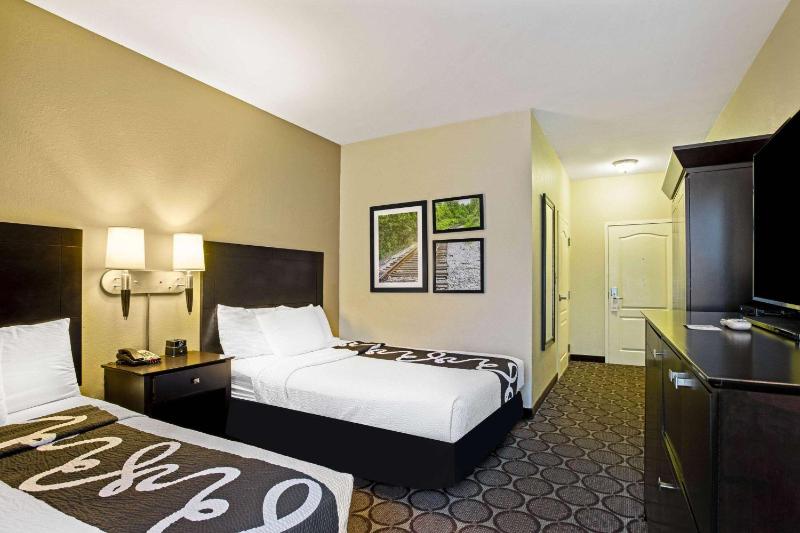 Queen Room with Two Queen Beds - Non-Smoking image 3