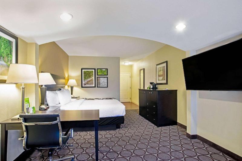 Deluxe King Room - Non-Smoking image 3