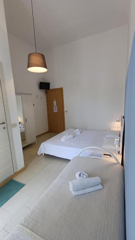 Triple Room with Balcony image 3