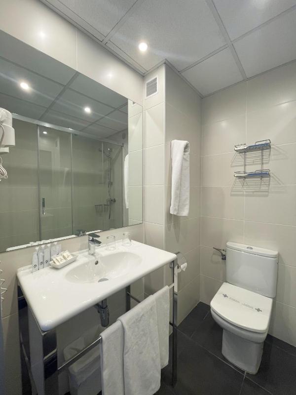 Double Room image 4