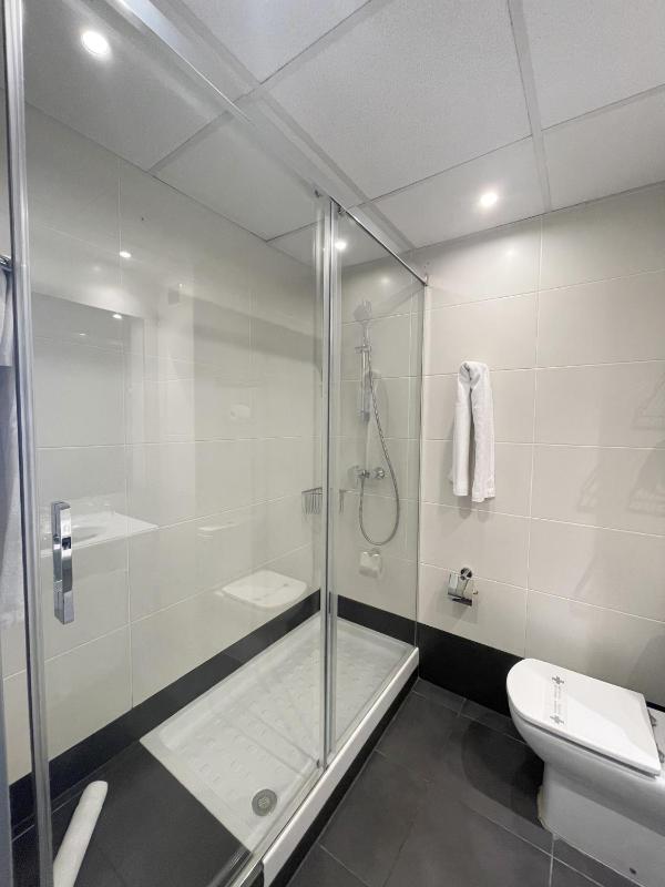 Twin Room image 4