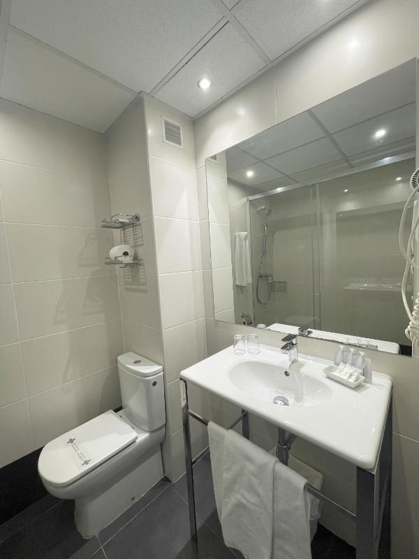 Double Room image 3
