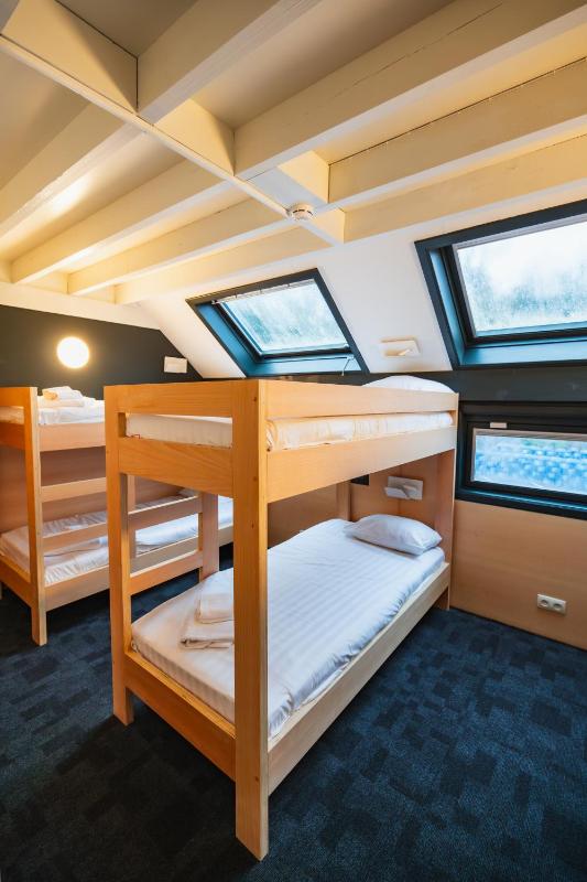 Mixed Dormitory Room image 4